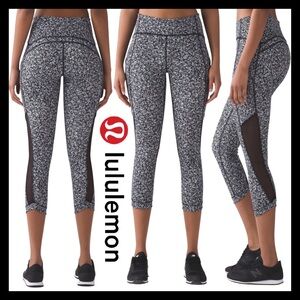 Lululemon Sole Training Crop
Daisy Dust Alpine White Black / Black Size (6)